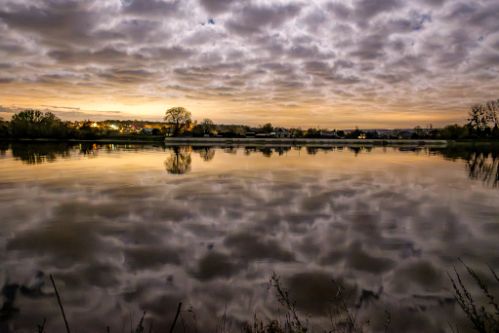 Altocumulus et leurs reflets le 25 novembre 2023 à 22:07:11